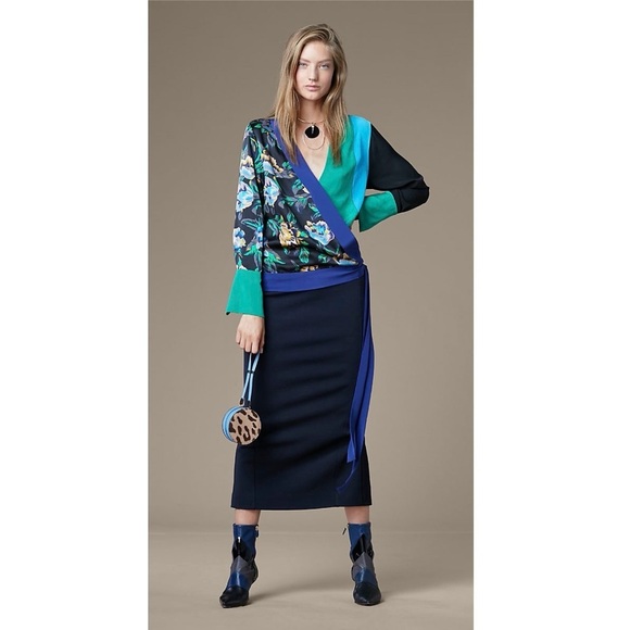 Diane Von Furstenberg 100% Silk Crossover Tie Blouse Blue Green Black Floral - Picture 1 of 15